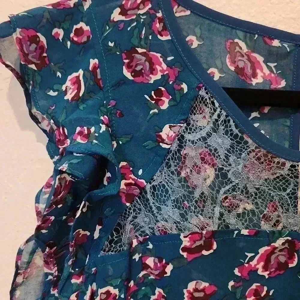 Dream Out Loud Lace Top - Picture 5 of 9